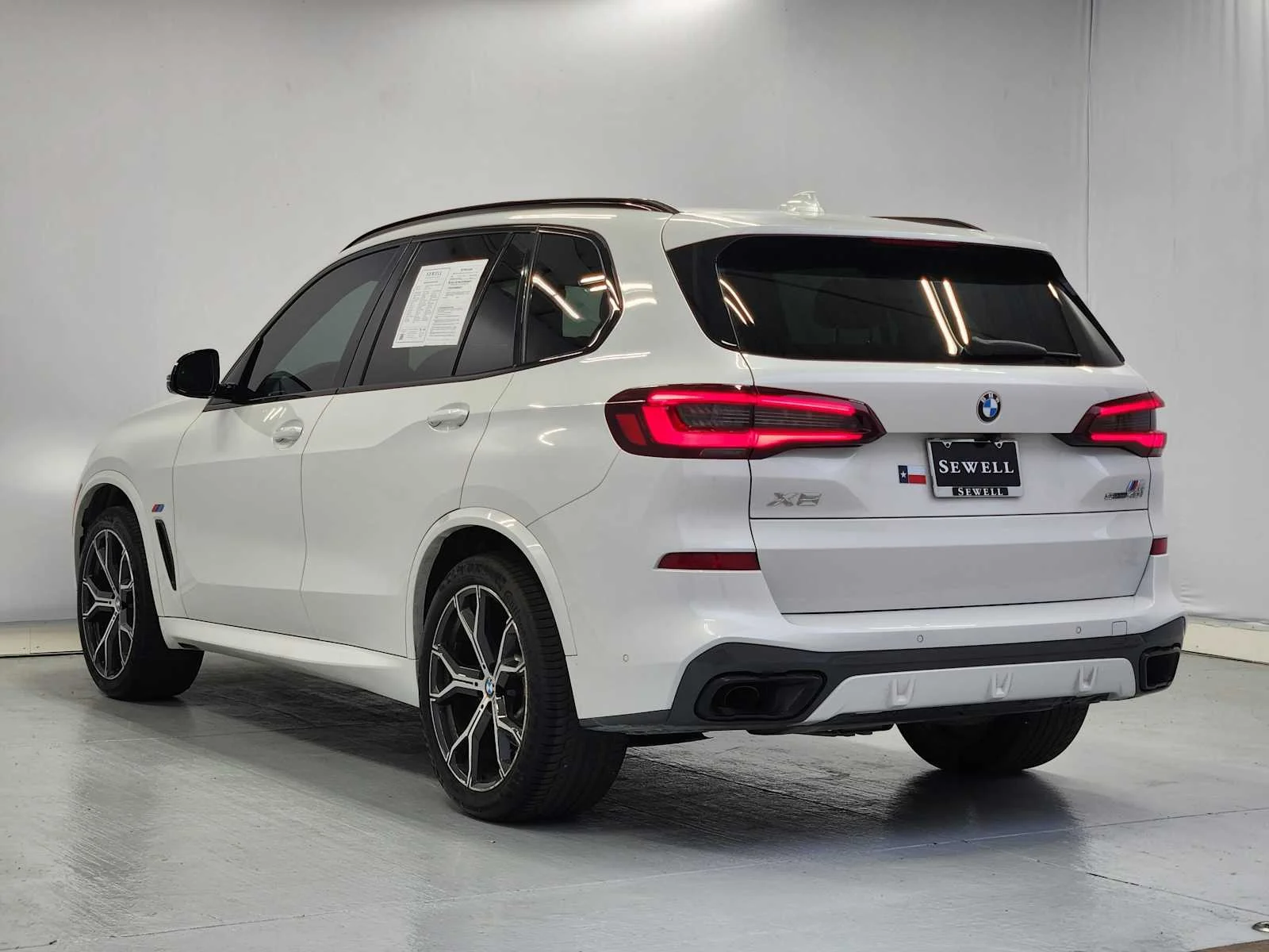 Used 2022 Mineral White Metallic BMW sDrive40i image 3