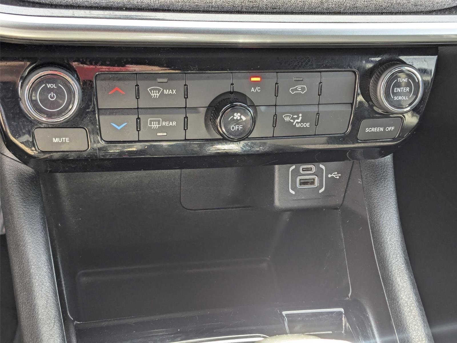 Used 2024 Diamond Black Crystal Pearlcoat Jeep Latitude image 22