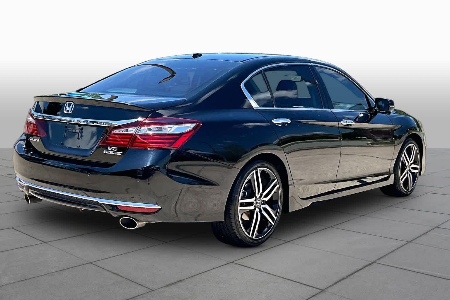 Used 2017 Crystal Black Pearl Honda Touring image 13