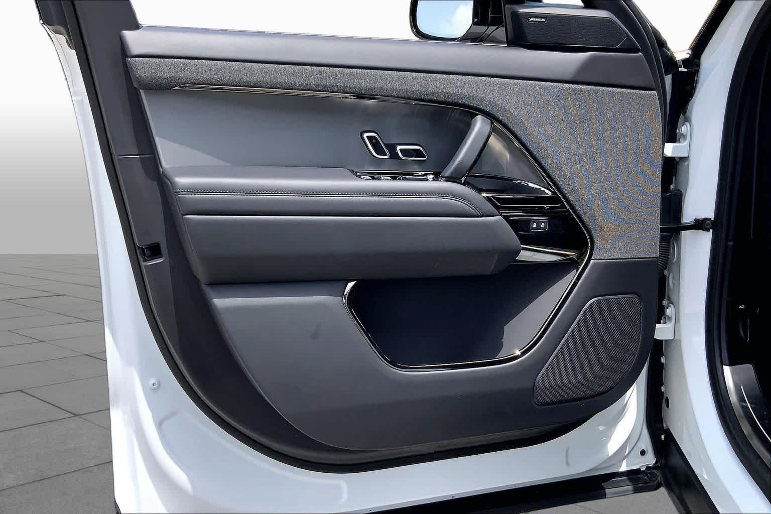 Used 2025 Fuji White Land Rover SE image 22
