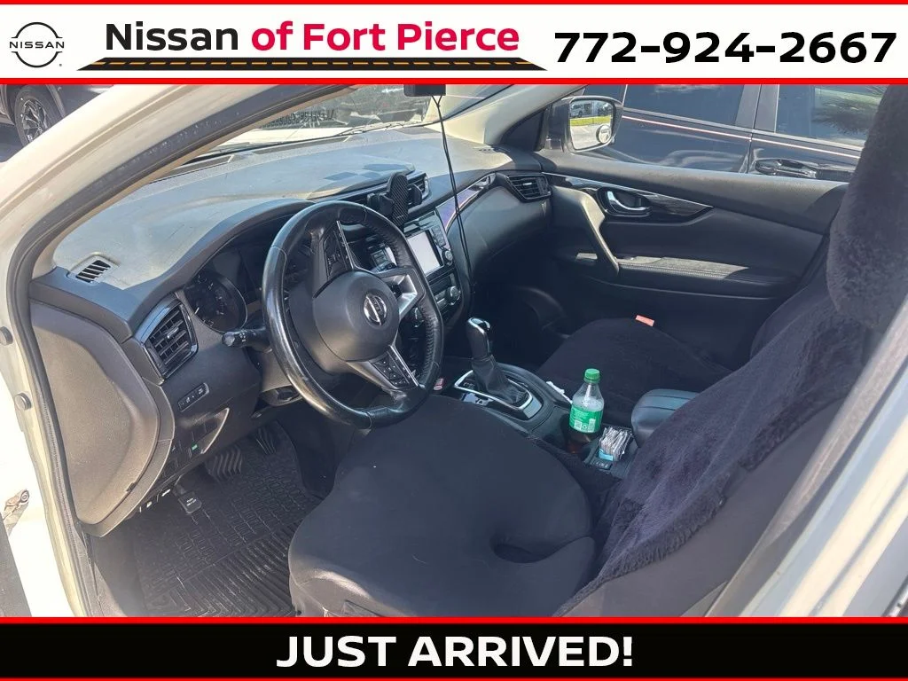 Used 2017 White Nissan SL image 1