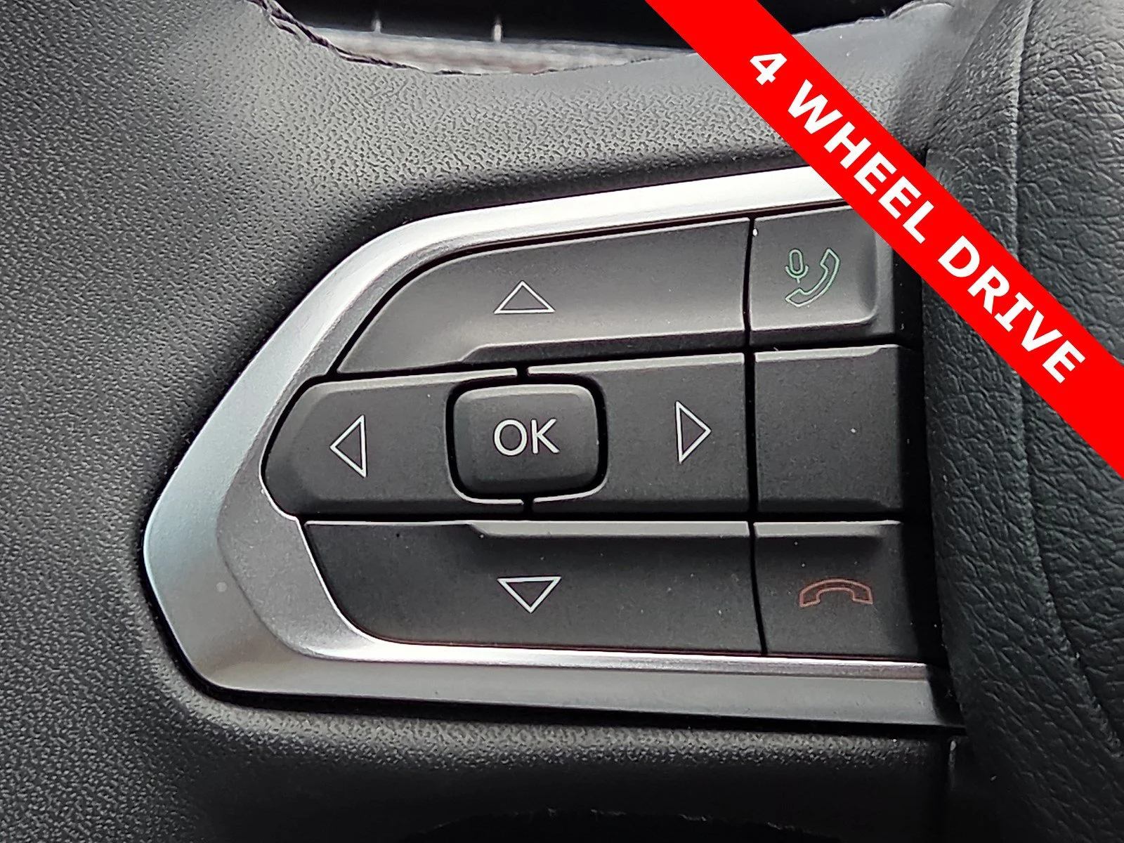 Used 2024 Diamond Black Crystal Pearlcoat Jeep Latitude Lux image 21