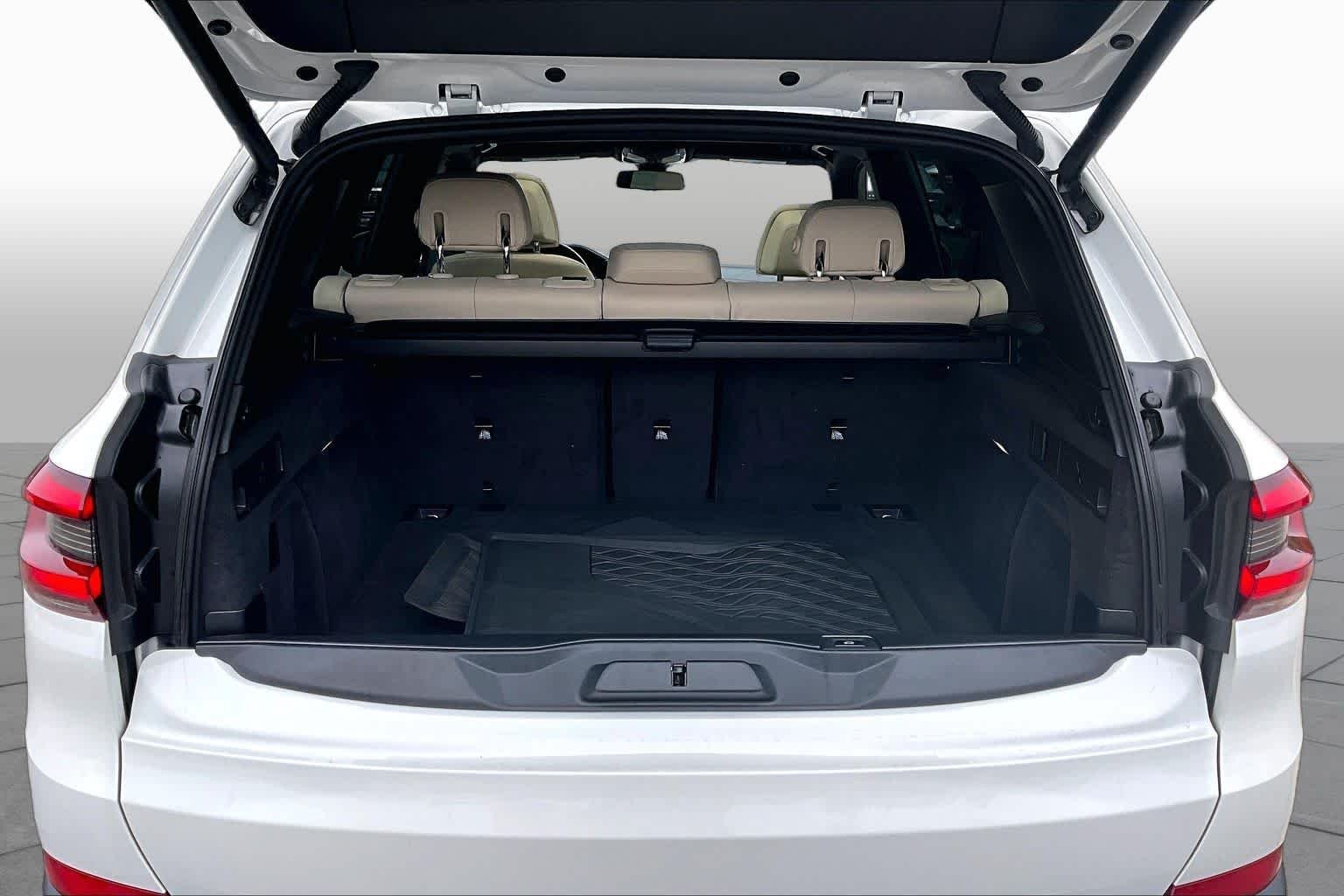 Used 2022 Mineral White Metallic BMW sDrive40i image 37