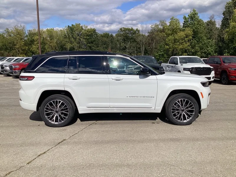 New 2027 Bright White Clearcoat Jeep Summit image 8