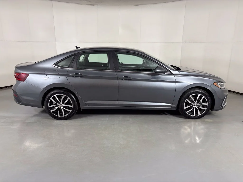 Used 2025 Gray Volkswagen 1.5T SE image 9