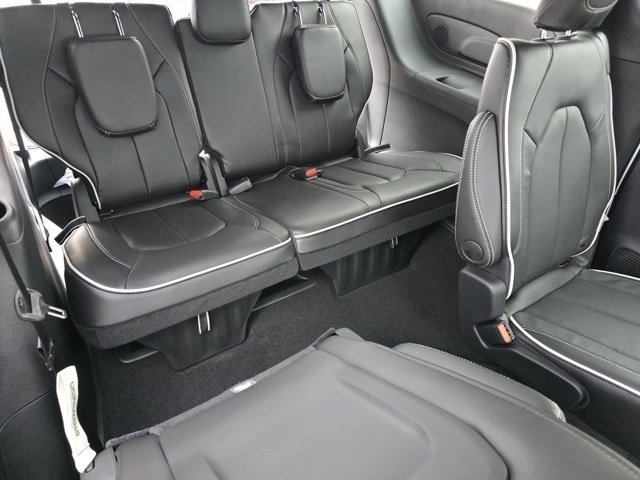 New 2026 Bright White Clear-Coat Exterior Paint Chrysler Limited image 6