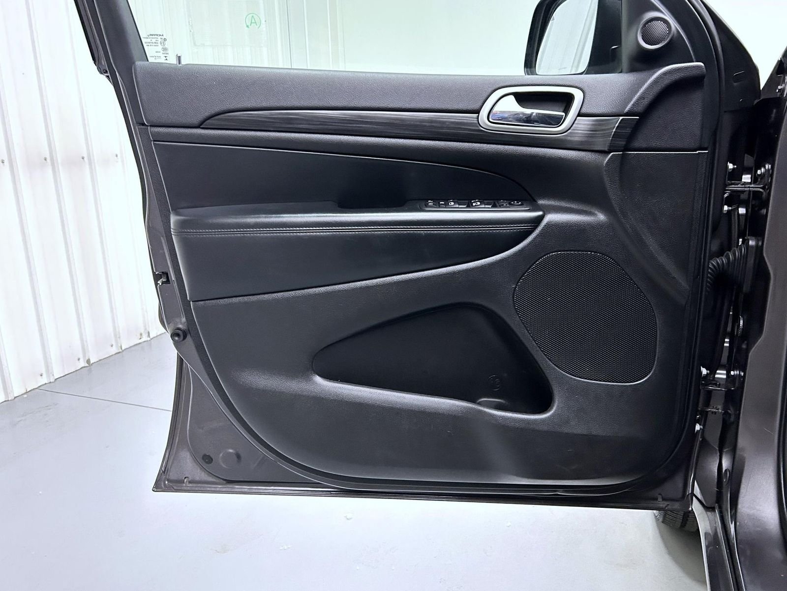 Used 2019 Gray Jeep Altitude image 9