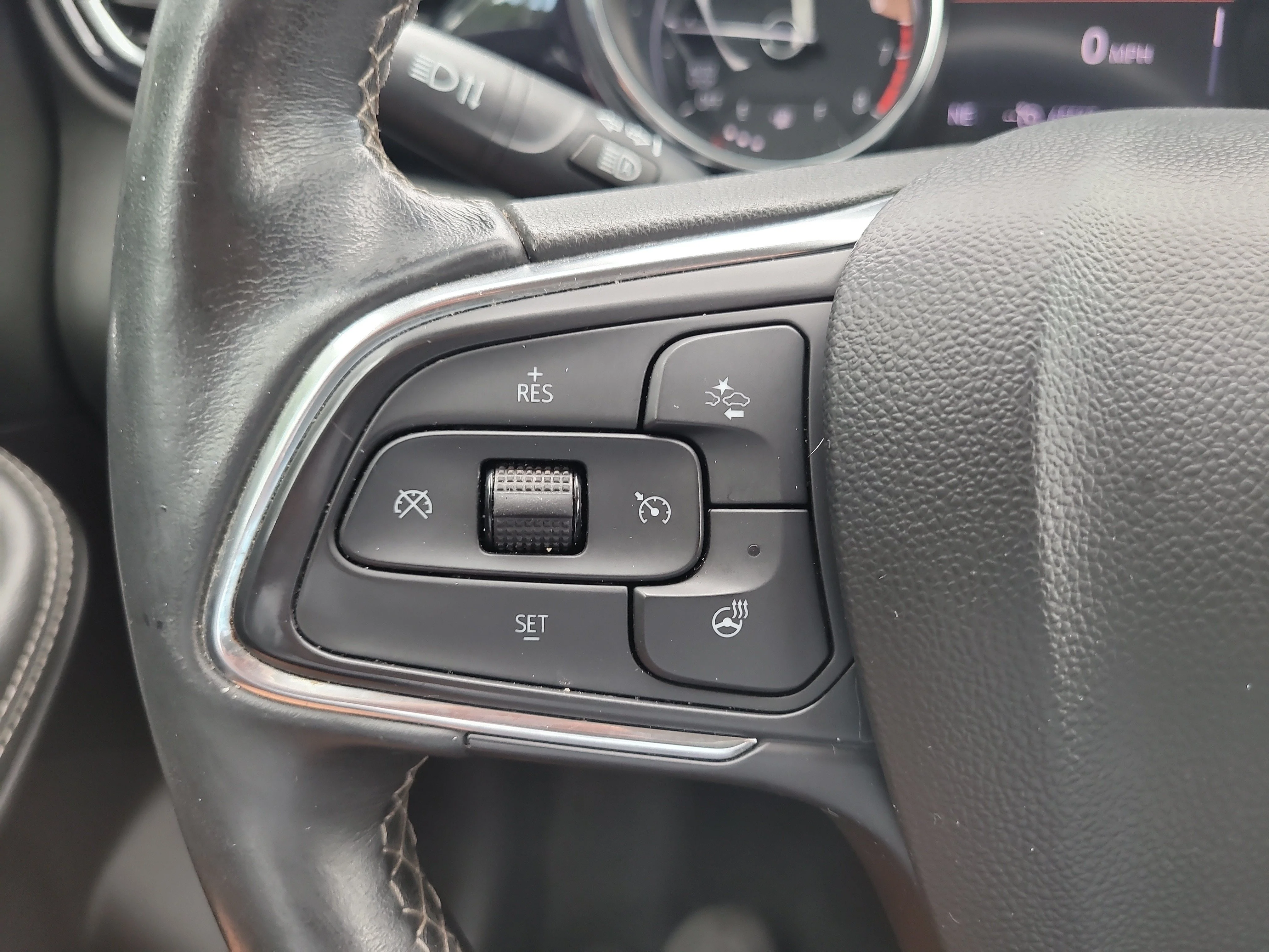 Used 2020 Ebony Twilight Metallic Buick Essence image 28