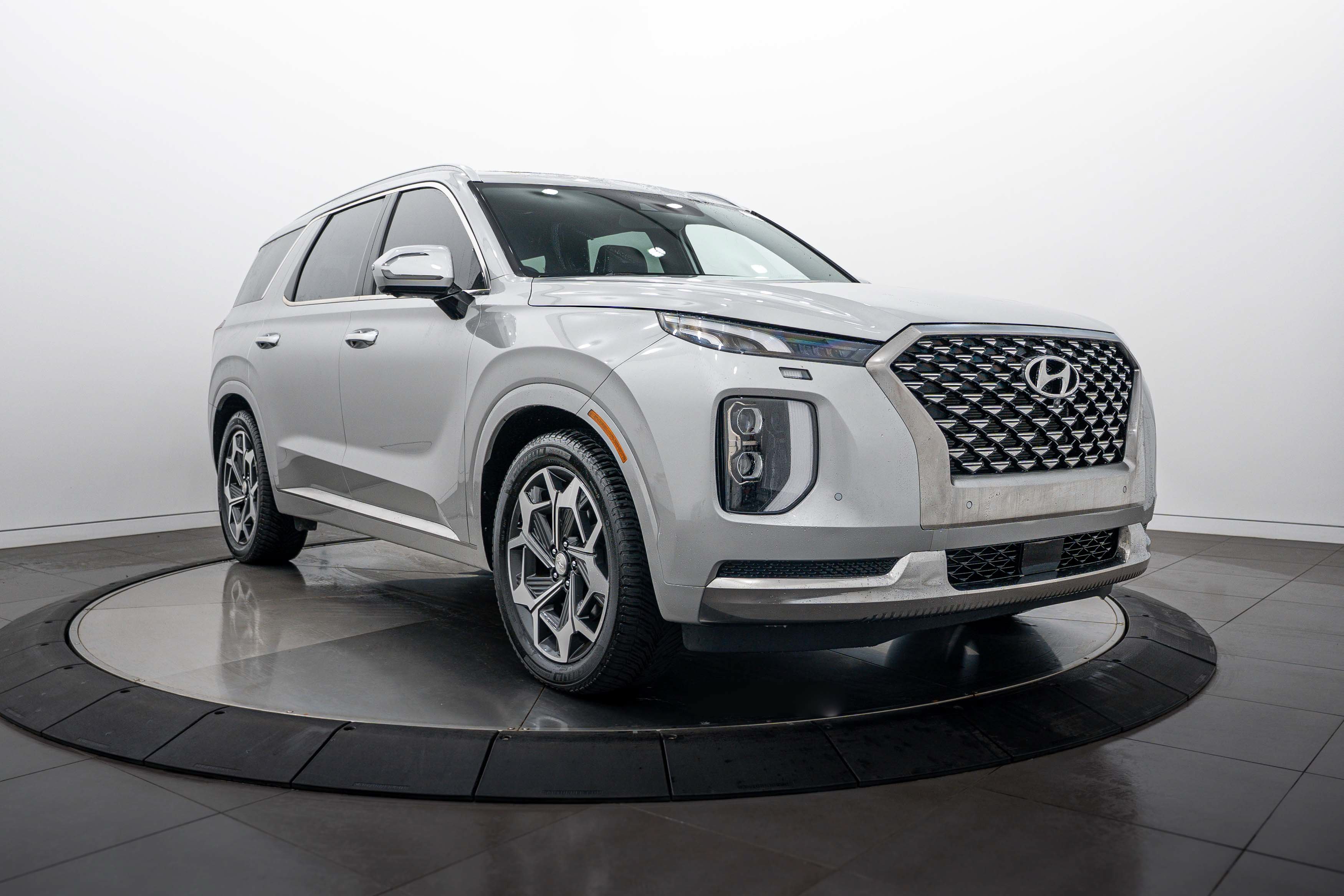 Used 2022 Typhoon Silver Hyundai Calligraphy image 2