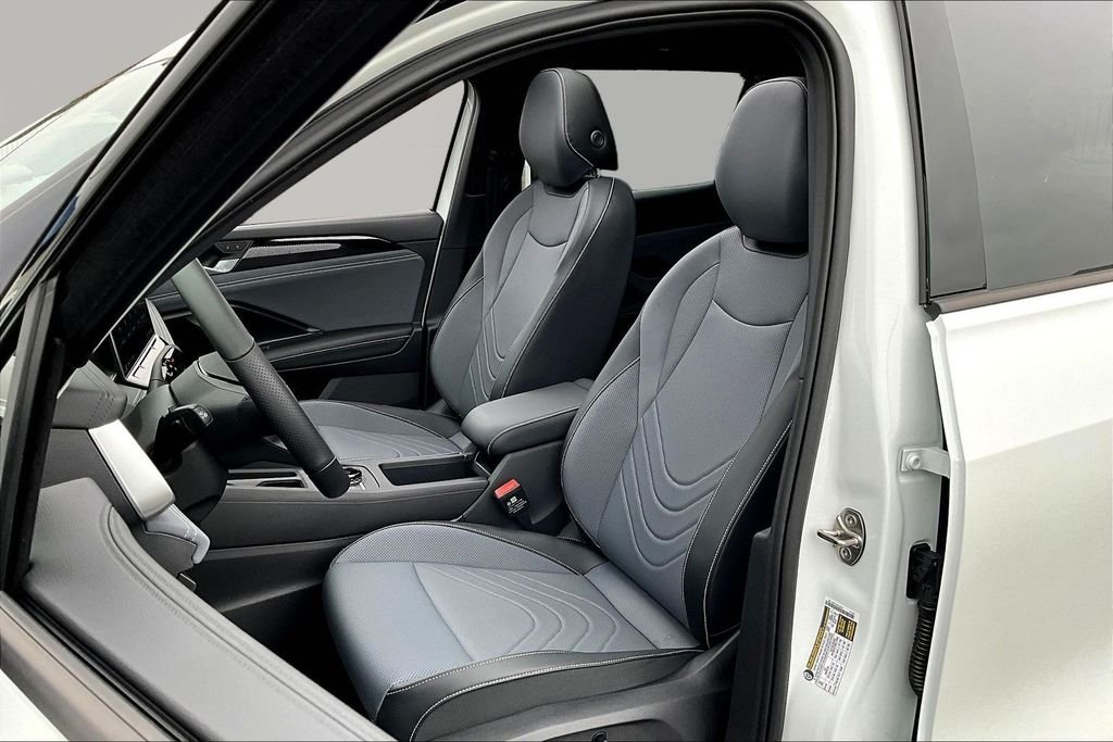 New 2026 White Volkswagen 2.0T SE R-Line Black image 21