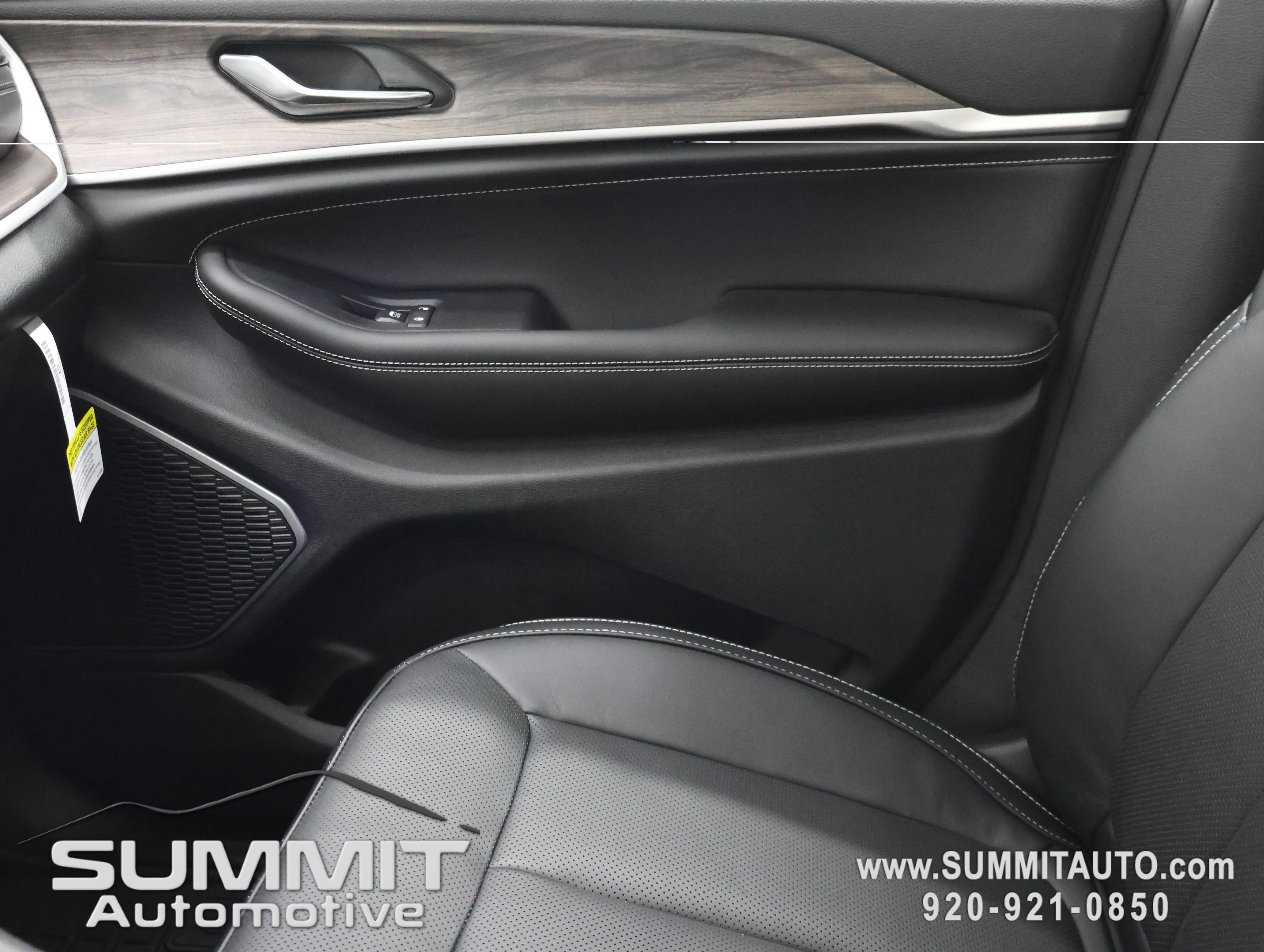New 2026 Diamond Black Crystal Pearl-Coat Exterior Paint Jeep Limited Reserve image 15