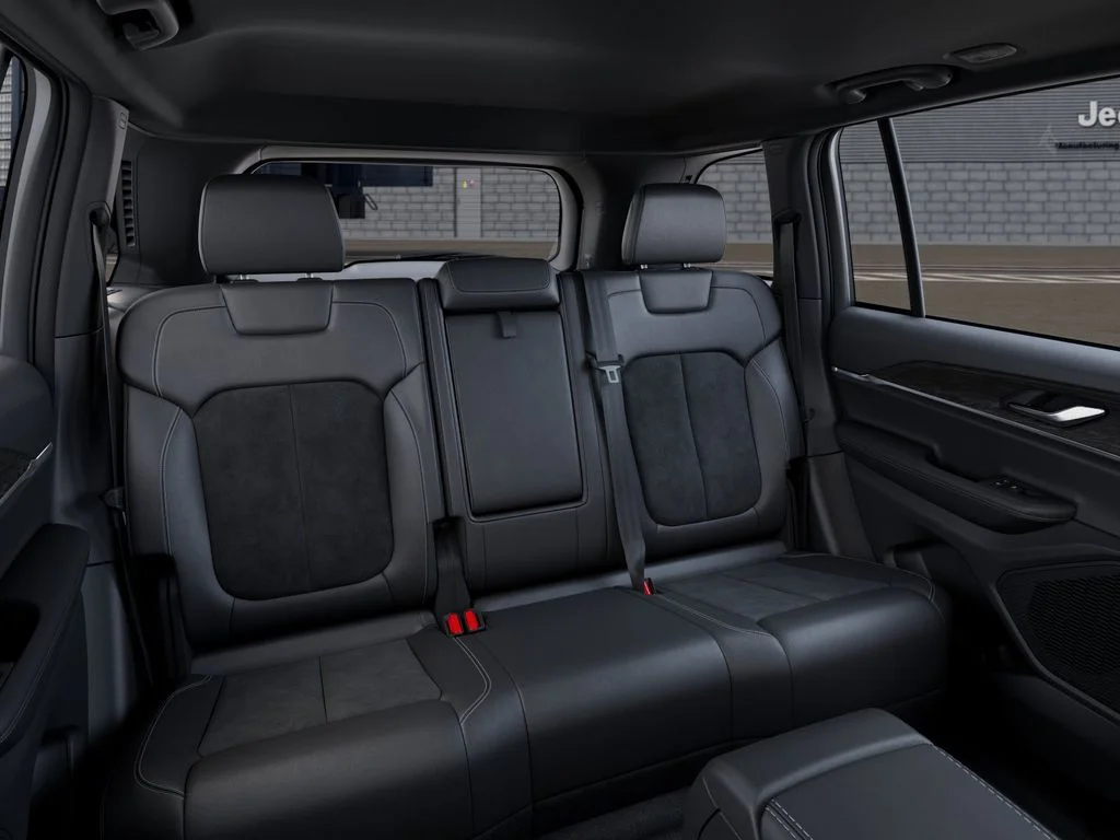 New 2026 Diamond Black Crystal Pearl-Coat Exterior Paint Jeep Laredo Altitude image 15