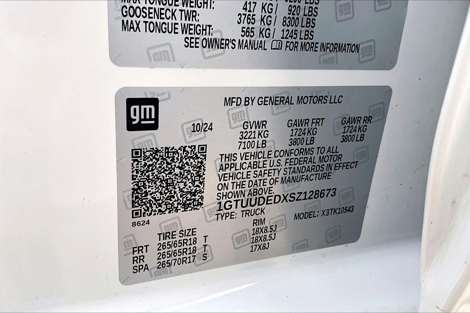Used 2025 Summit White GMC SLT image 37