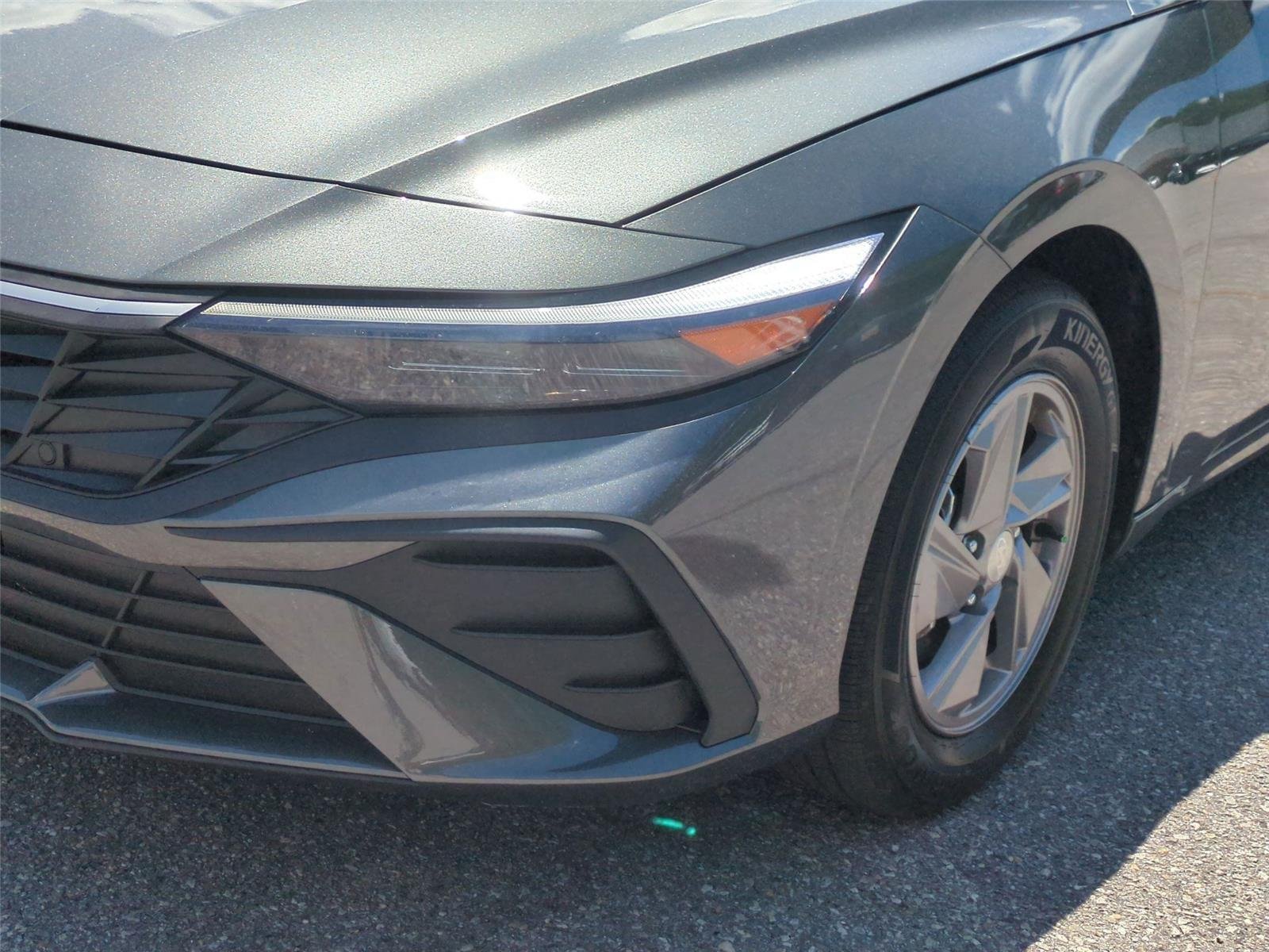Used 2025 Amazon Gray Hyundai SE image 9