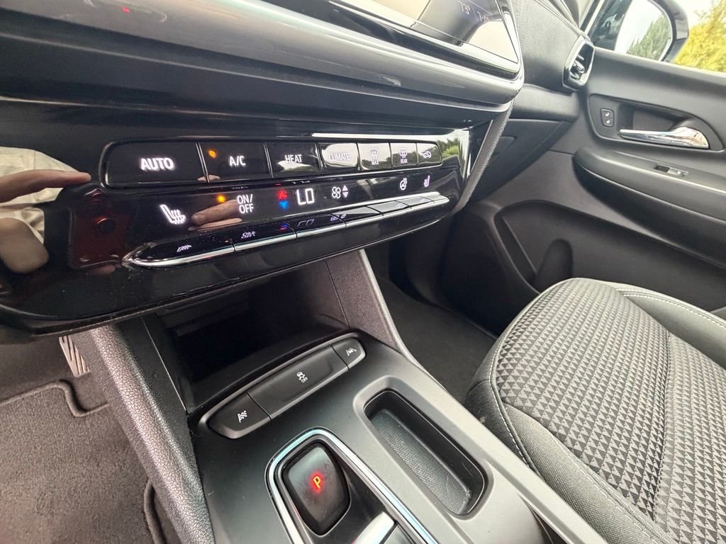 Used 2022 White Chevrolet 1LT image 21