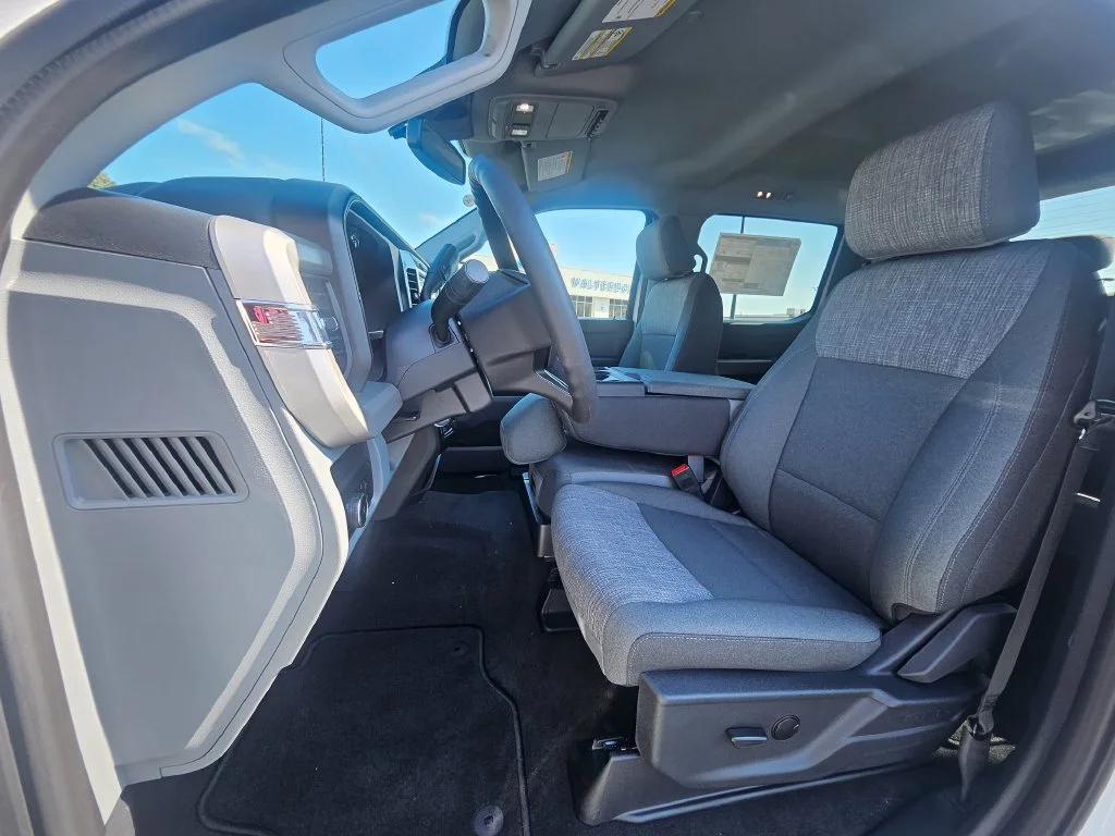New 2027 Oxford White Ford F-250® XLT image 4