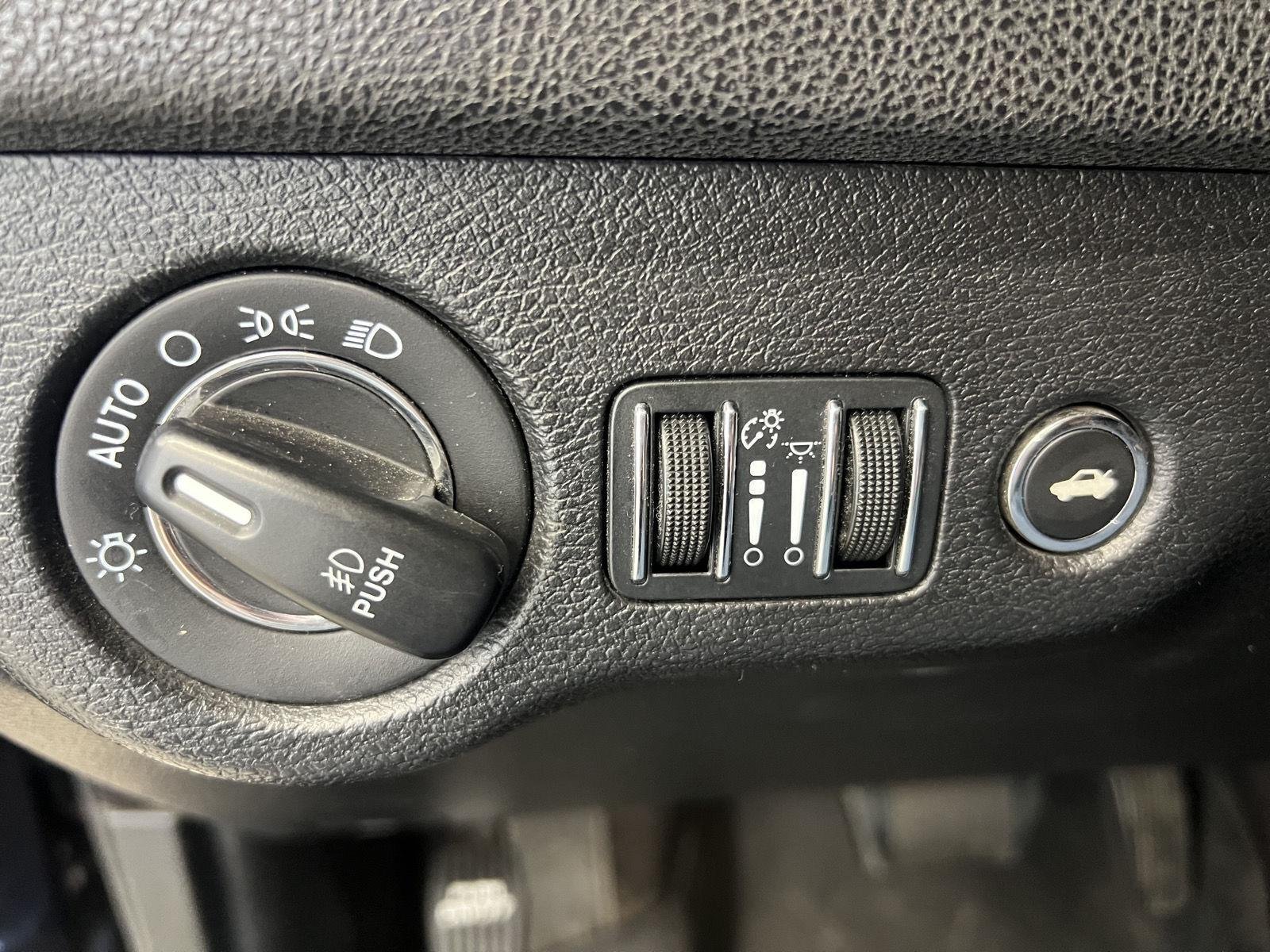 2016 Chrysler 300 C - Photo 22