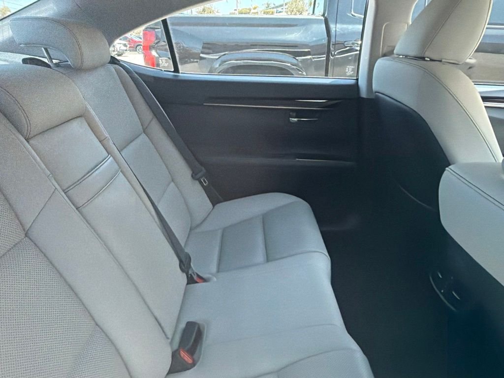 Used 2018 White Pearl Lexus 300h image 12