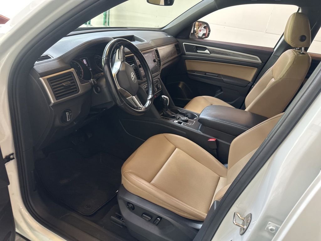 Used 2020 White Volkswagen 3.6L V6 SE w/Technology image 8