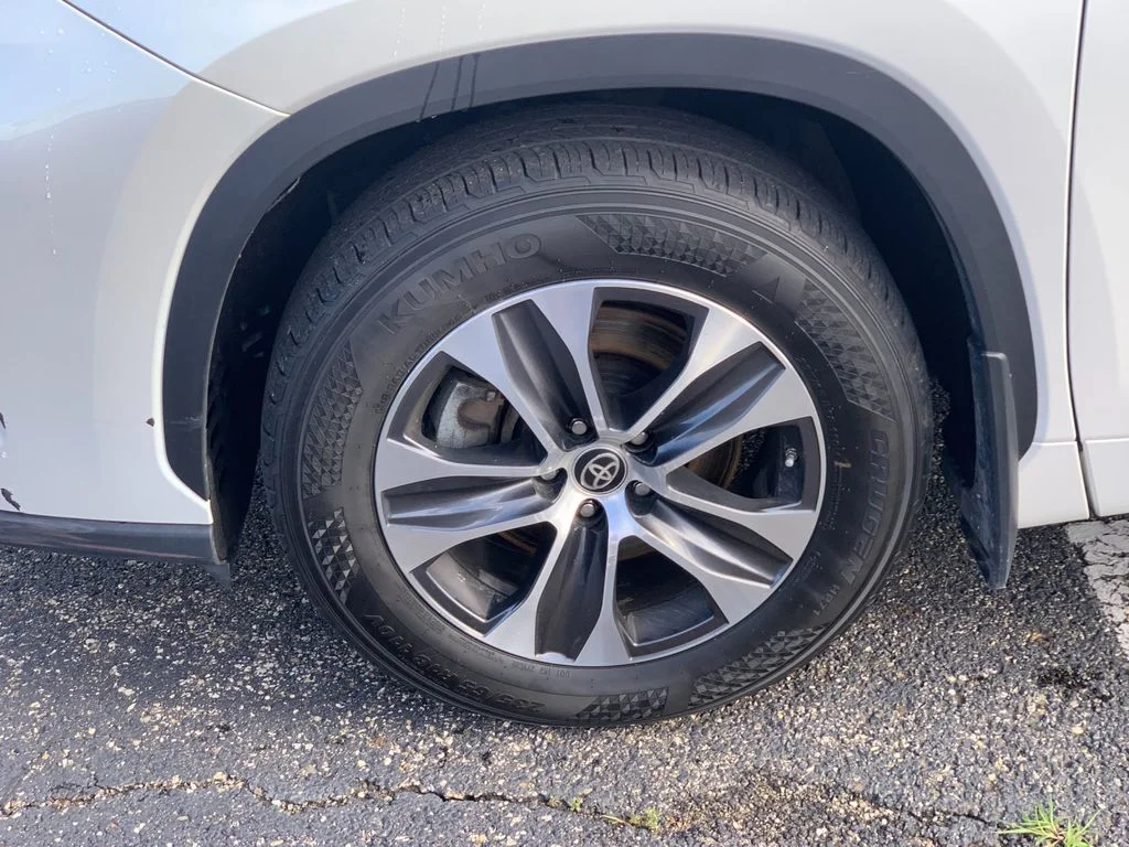Used 2020 White Toyota XLE image 32