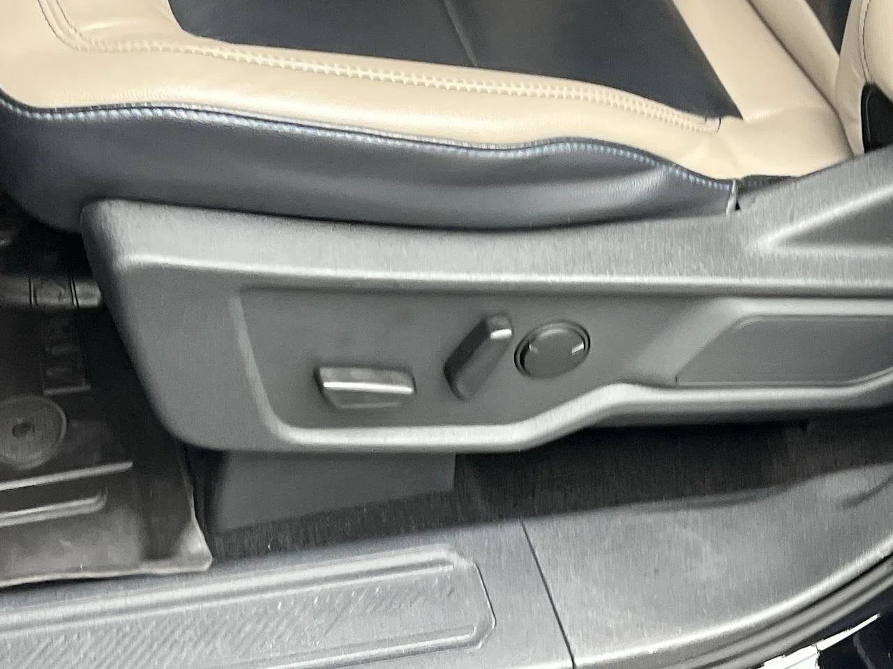 Used 2023 Black Ford Wildtrak image 10