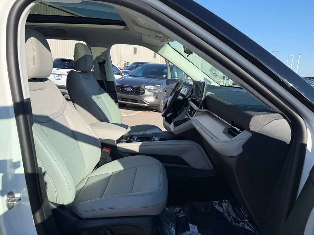New 2026 Star White Metallic Tri-Coat Ford Active image 18
