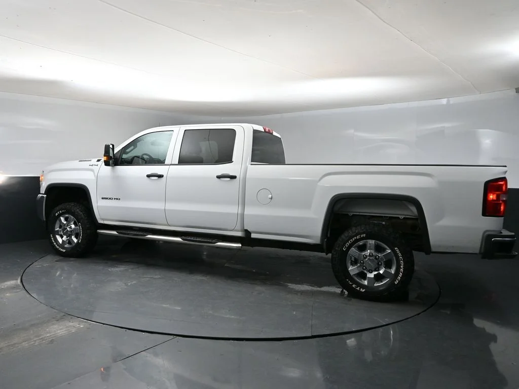 Used 2019 White GMC Base image 4