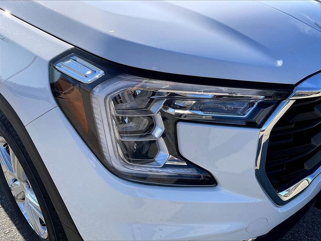 Used 2024 White GMC SLE image 29