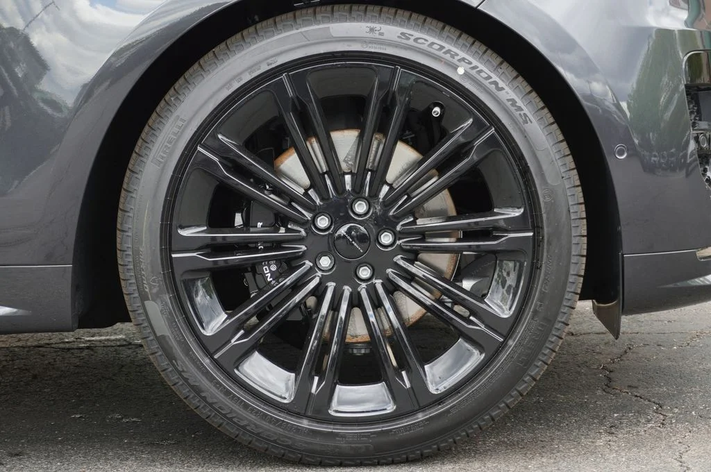 New 2026 Carpathian Grey Land Rover Dynamic SE image 9