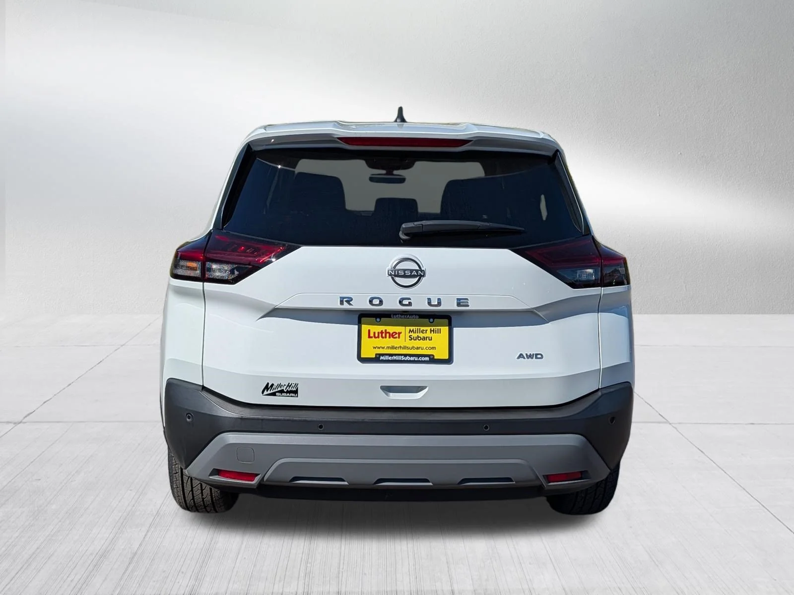 Used 2023 Glacier White Nissan S image 6