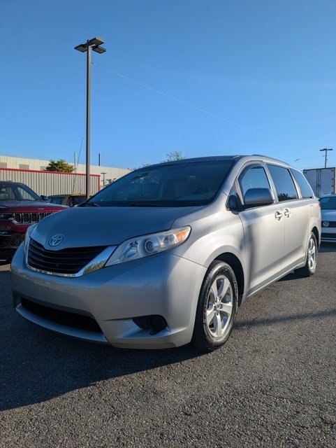 2011 Toyota Sienna LE photo 3