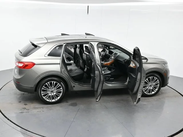 Used 2016 Luxe Metallic Lincoln Reserve image 47
