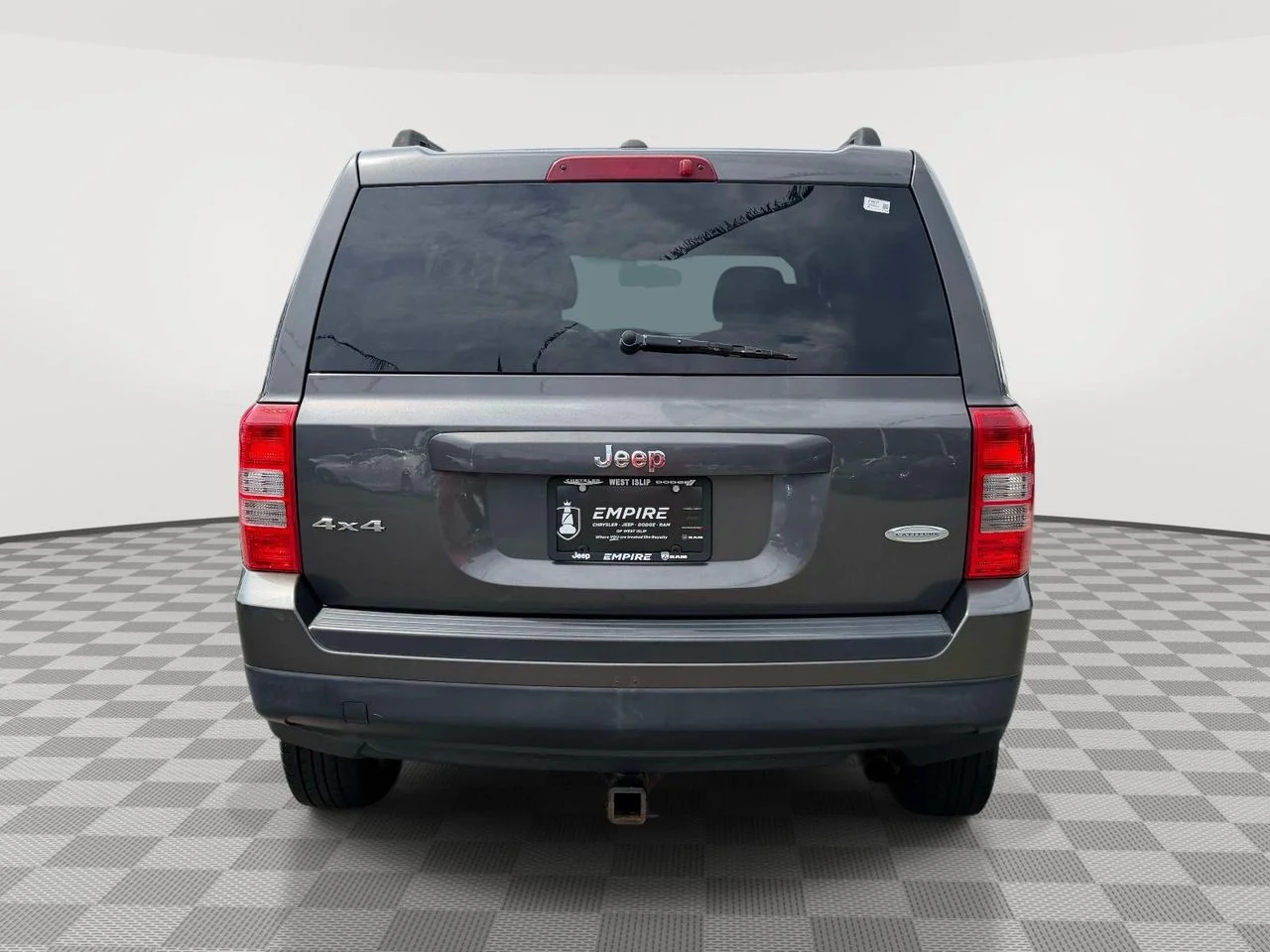 Used 2015 Granite Crystal Metallic Clearcoat Jeep Latitude image 7