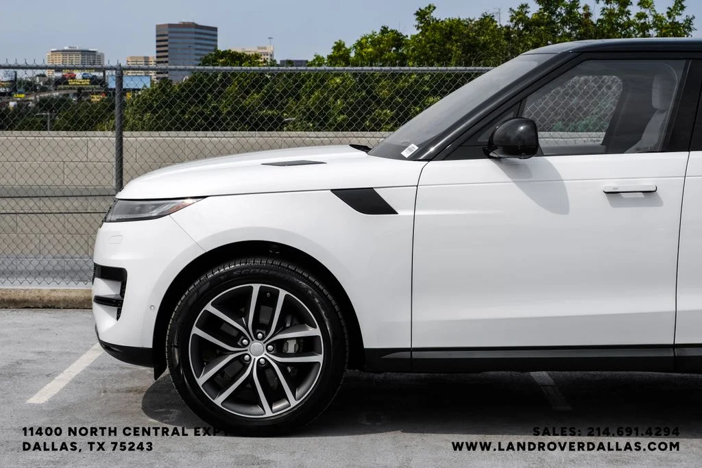 Used 2023 Fuji White Land Rover SE image 14
