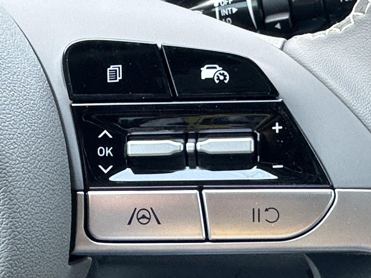 New 2026 Amazon Gray Hyundai SEL Sport image 23