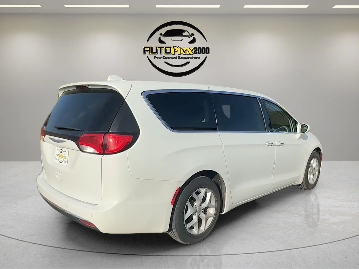 Used 2018 White Chrysler Touring Plus image 7