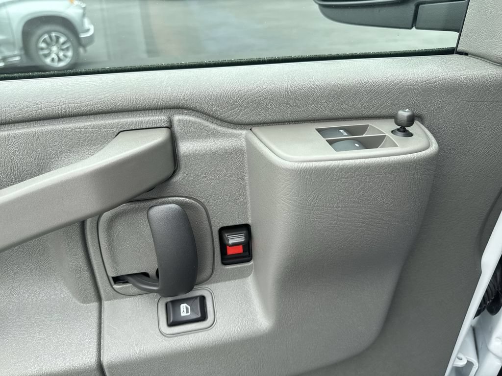 New 2025 Summit White GMC Work Van image 19