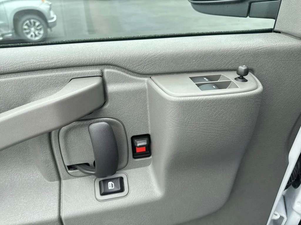 New 2025 Summit White GMC Work Van image 19