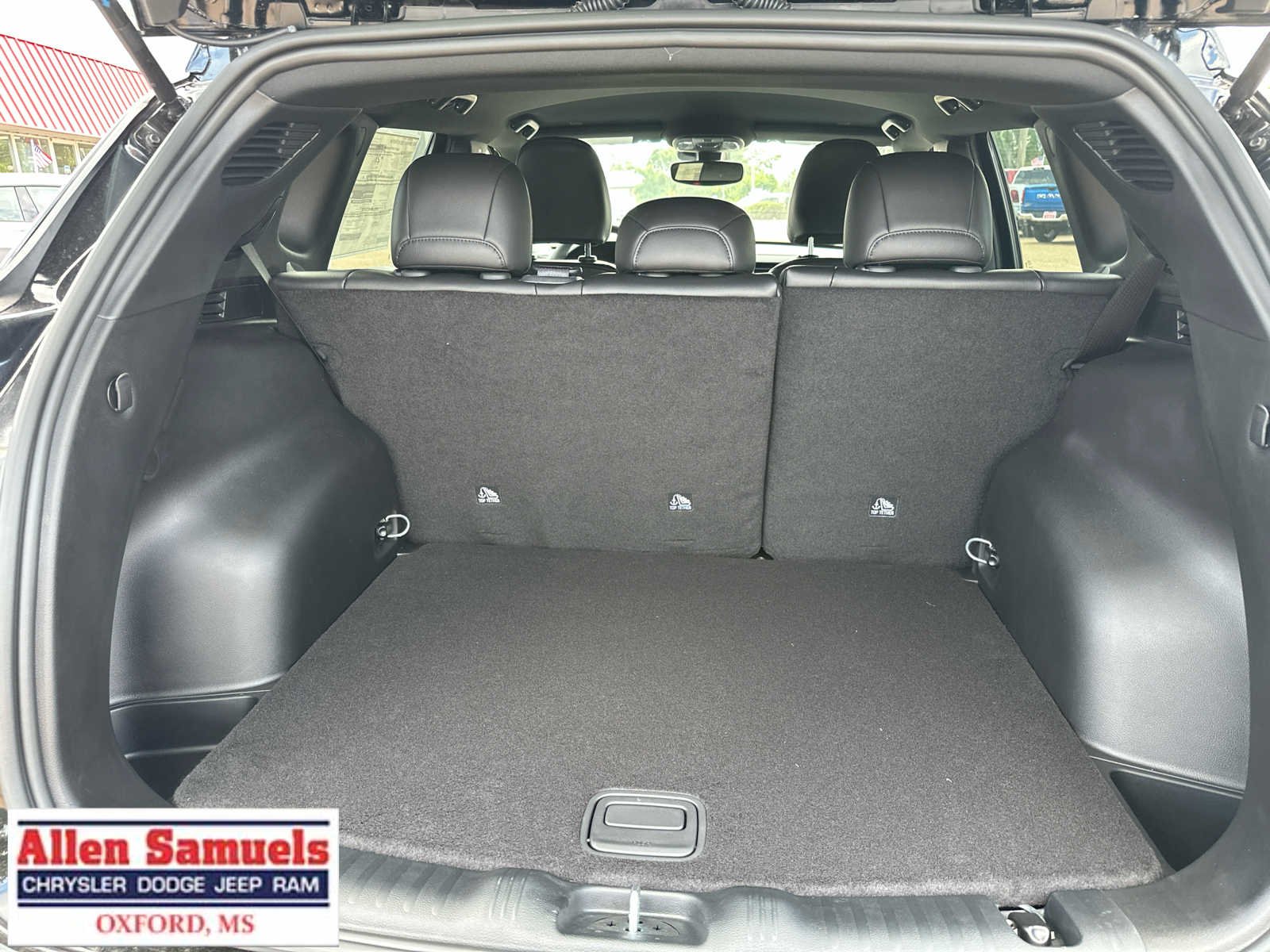 New 2026 Diamond Black Crystal Pearl-Coat Exterior Paint Jeep Latitude image 33