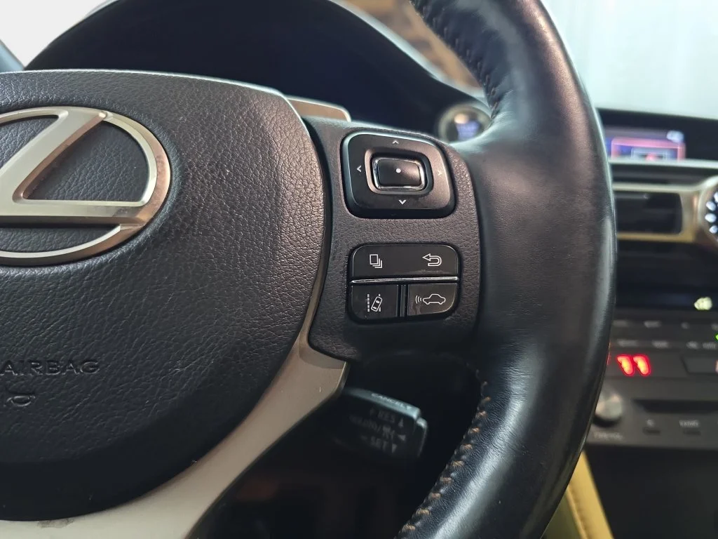 Used 2019 White Lexus 350 image 18