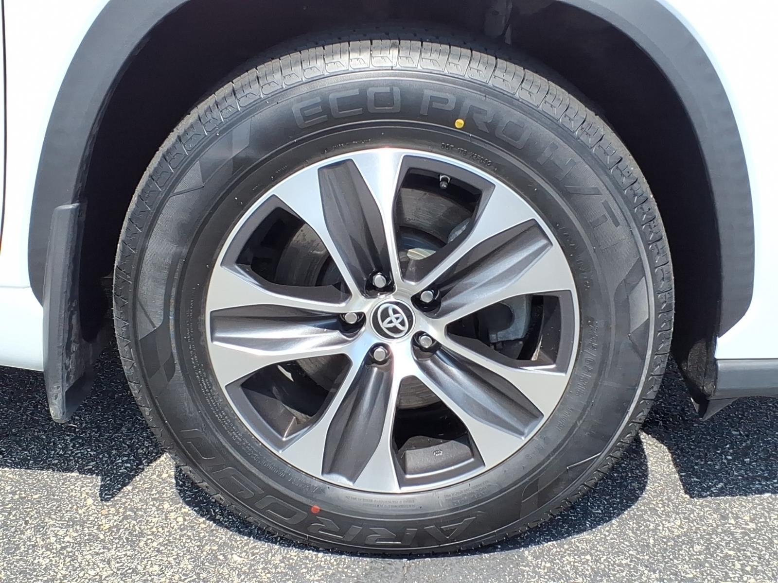 Used 2022 Wind Chill Pearl Toyota XLE image 10