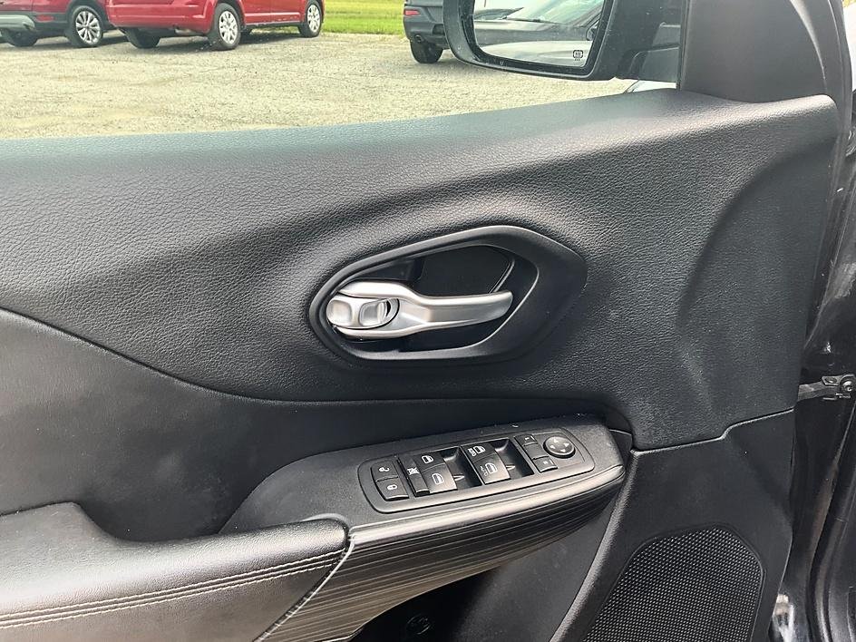 Used 2015 Black Jeep Limited image 12