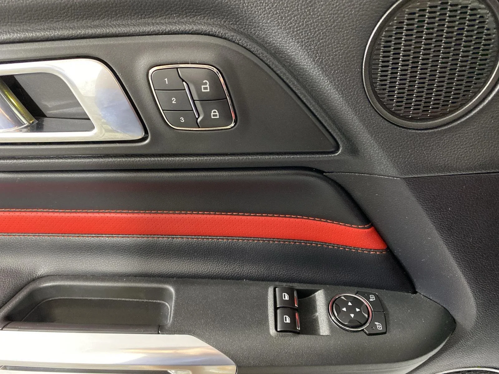 Used 2018 Oxford White Ford GT Premium image 12