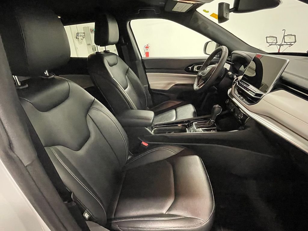 Used 2026 White/off-white Jeep Limited image 25