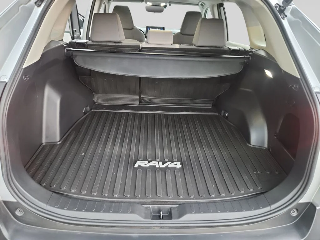 Used 2022 Silver Toyota XLE image 19