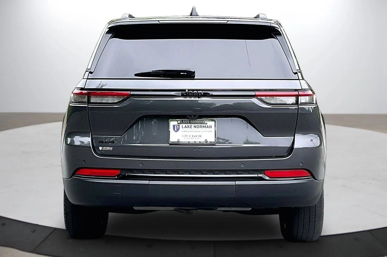Certified Used 2023 Gray Jeep Altitude X image 8