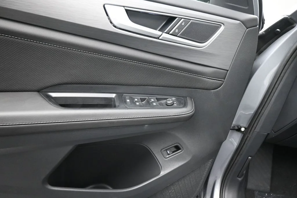 New 2026 Silver Volkswagen 2.0T SE w/Technology image 42