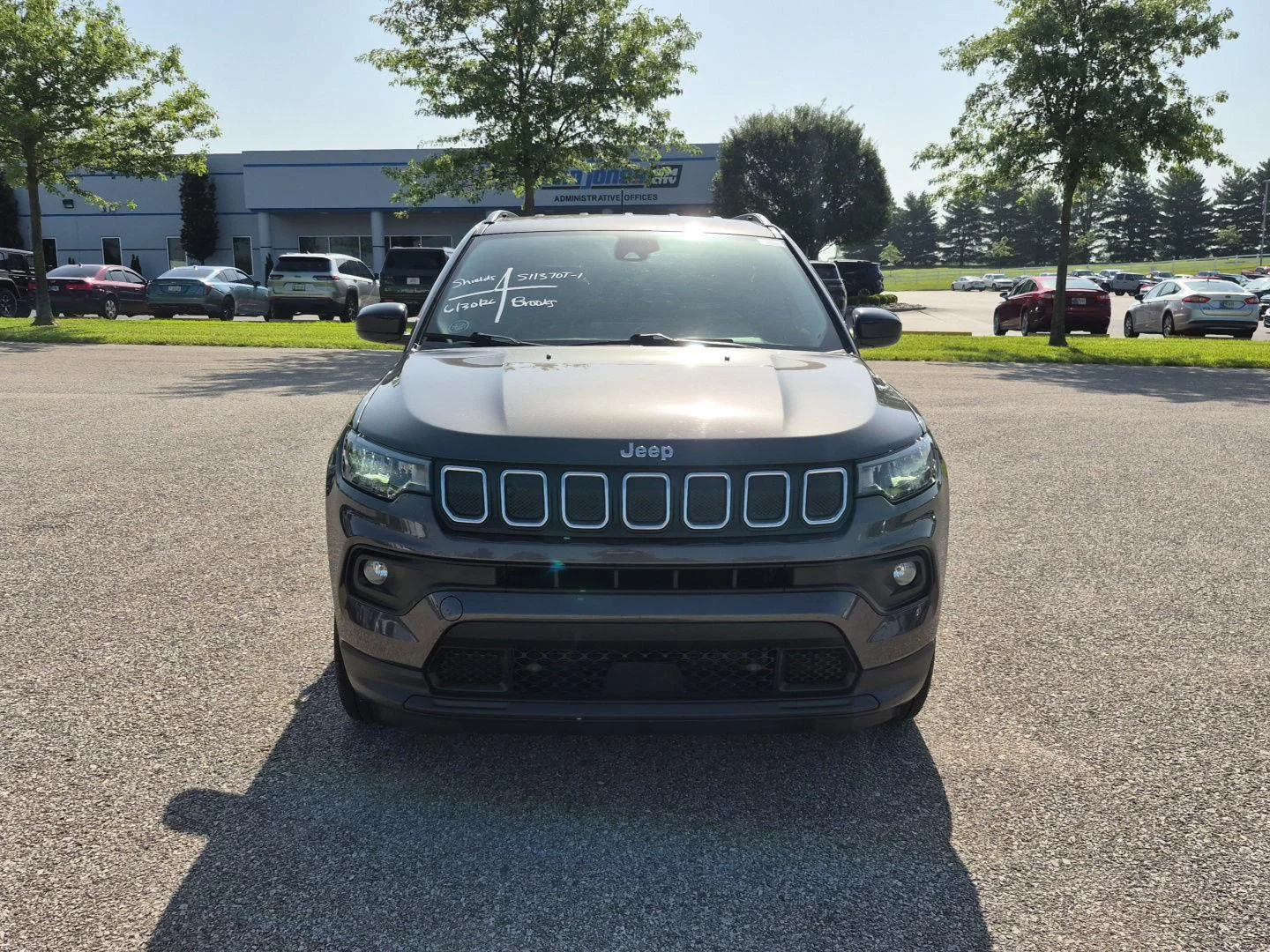 Used 2022 Granite Crystal Metallic Clearcoat Jeep Latitude image 2