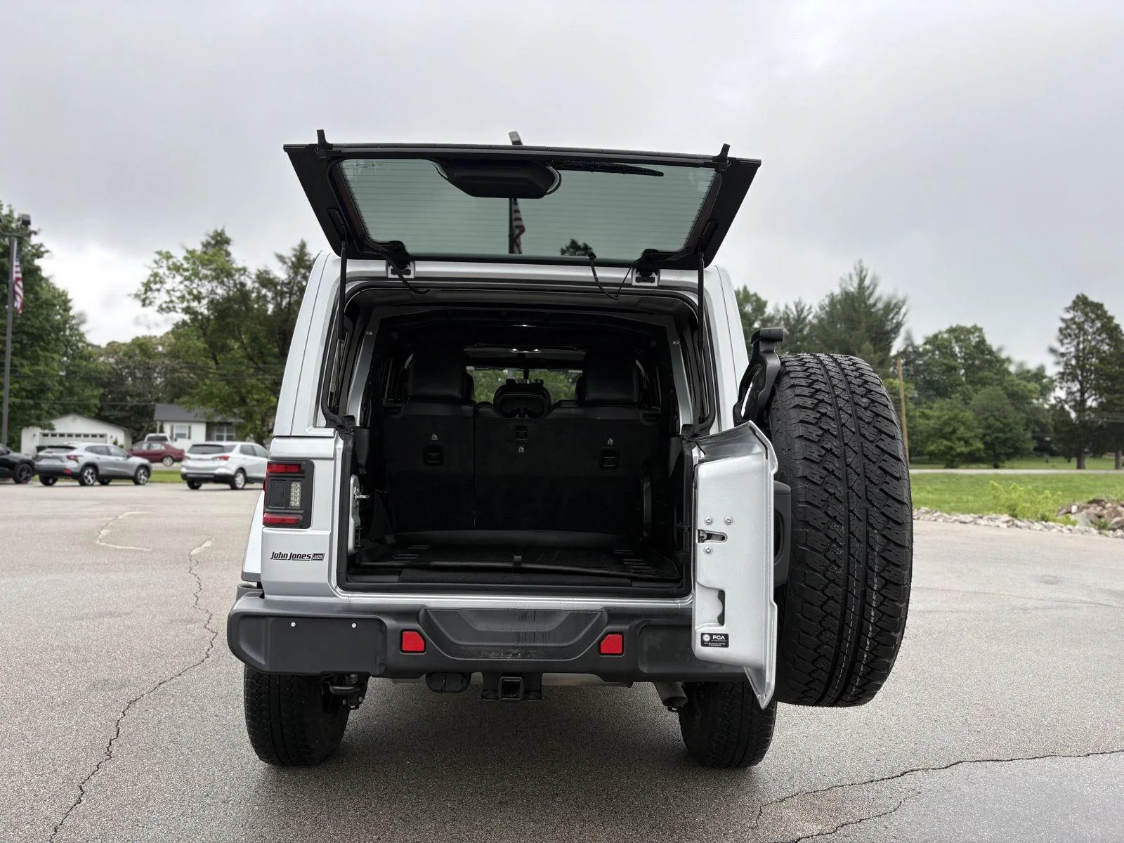 Used 2022 Silver Zynith Clearcoat Jeep Unlimited Sahara Altitude image 30