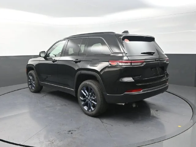New 2026 Diamond Black Crystal Pearl-Coat Exterior Paint Jeep  image 6